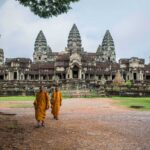 Moines devant l'entrée du Temple Angkor Wat au Cambodge