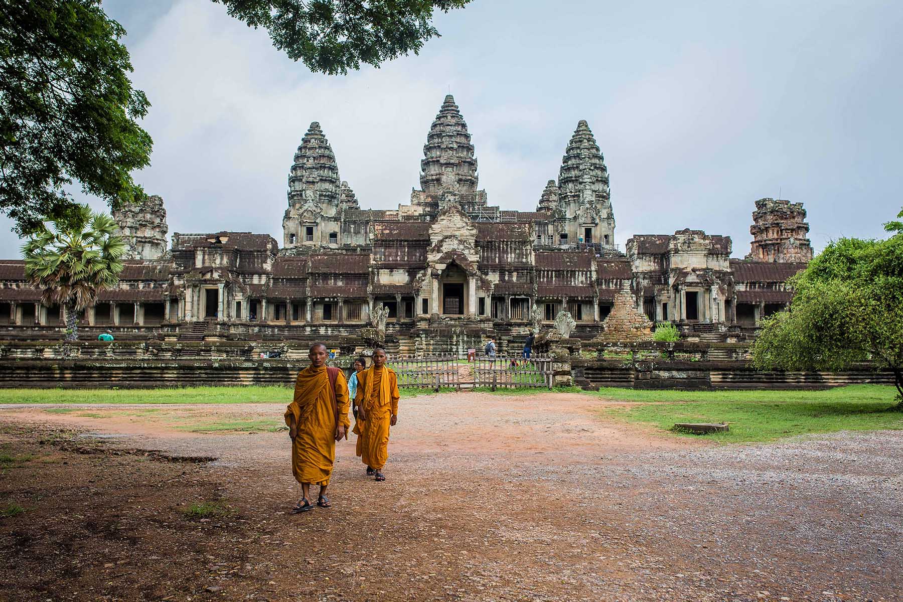 Moines devant l'entrée du Temple Angkor Wat au Cambodge