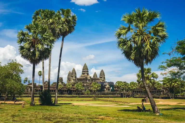 Campagne khmer au premier plan avec en arrière plan le temple d'Angkor Wat