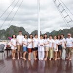 Equipe de Parfum d'Automne sur le pont d'un bateau, agence de voyage au Vietnam