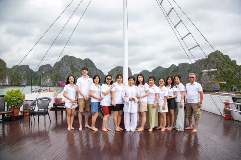 Equipe de Parfum d'Automne sur le pont d'un bateau, agence de voyage au Vietnam