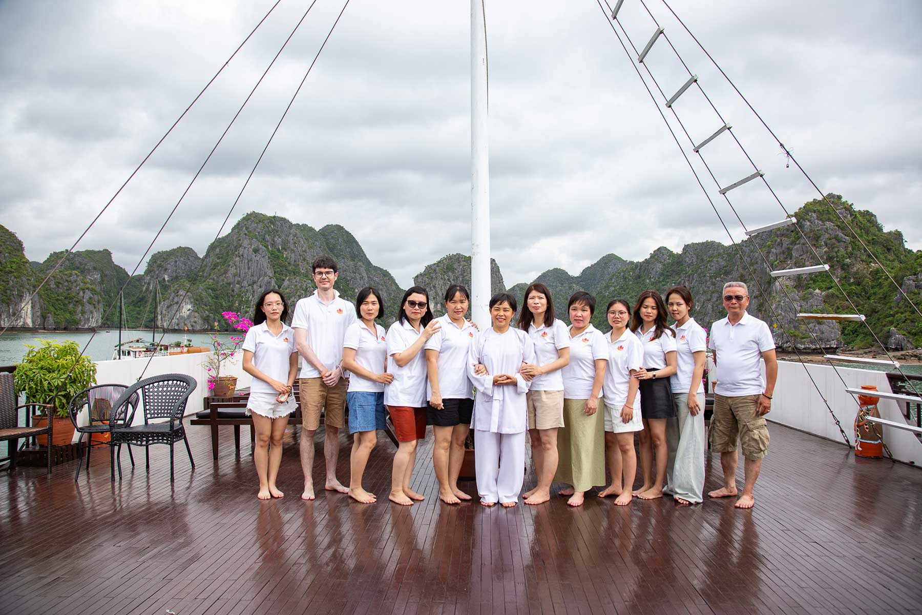 Equipe de Parfum d'Automne sur le pont d'un bateau, agence de voyage au Vietnam